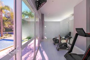 Image 19 - 915003
