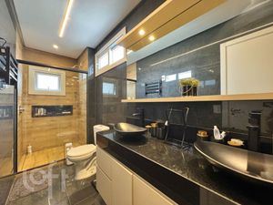 Image 19 - 915005