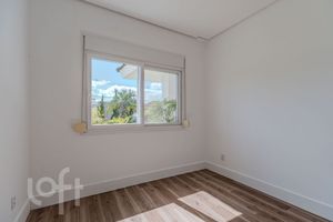 Image 32 - 915012