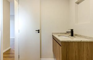 Image 18 - 915043