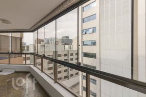 Image 40 - 915302