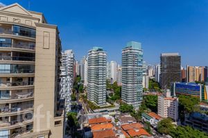 Image 17 - 915350