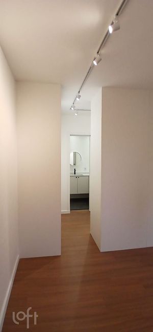 Image 20 - 915360