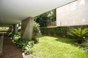 Image 33 - 915537