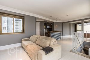 Image 19 - 915541