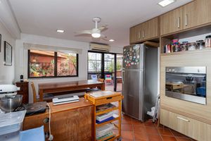 Image 33 - 915542