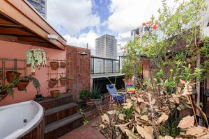 Image 35 - 915542