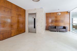 Image 31 - 915552