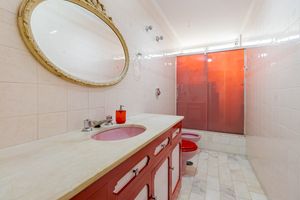 Image 19 - 915552