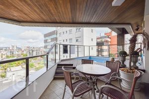 Image 18 - 915561
