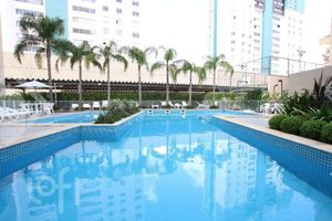 Image 19 - 915566