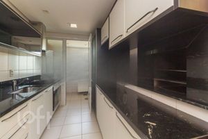 Image 5 - 915593