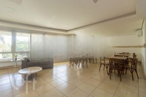 Image 29 - 915593