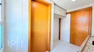 Image 19 - 915602