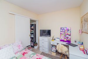 Image 10 - 915667