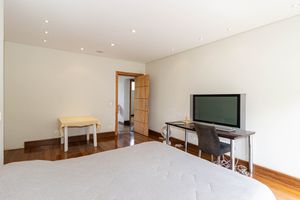 Image 19 - 915682
