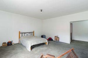 Image 33 - 915682