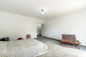 Image 32 - 915682