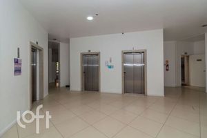 Image 21 - 915722