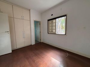 Image 18 - 915749