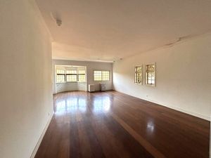 Image 3 - 915749