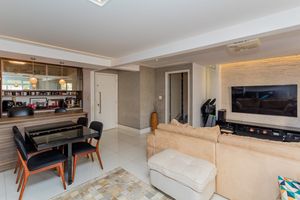 Image 4 - 915815