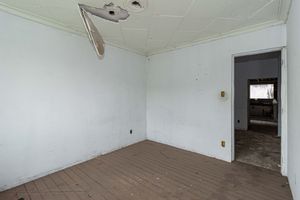 Image 23 - 915820