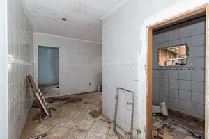 Image 28 - 915820