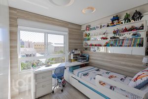 Image 22 - 915826