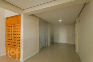 Image 31 - 915826