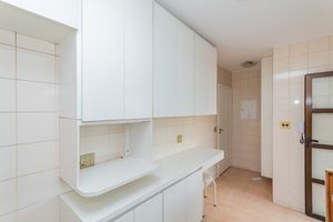 Image 28 - 915832