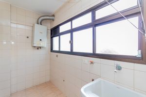 Image 32 - 915832