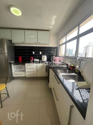 Image 13 - 915833