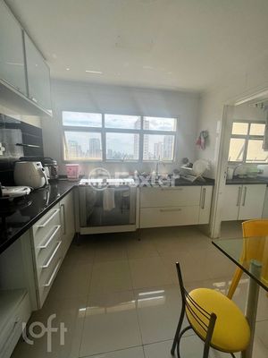 Image 17 - 915833