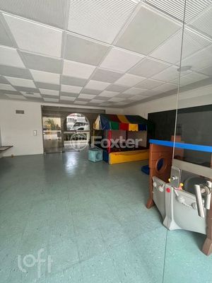 Image 31 - 915833