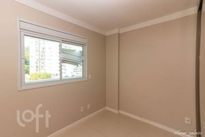 Image 32 - 915841