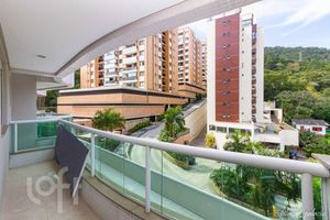Image 23 - 915841