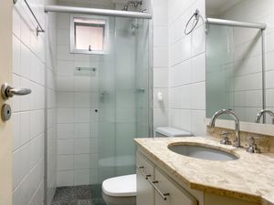 Image 33 - 915852