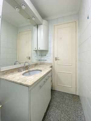 Image 35 - 915852