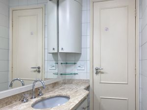 Image 36 - 915852