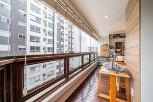 Image 6 - 915860
