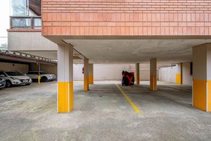 Image 35 - 915860