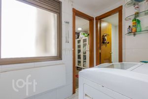 Image 4 - 915879