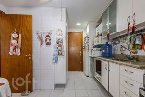 Image 3 - 915879