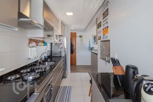 Image 5 - 915929