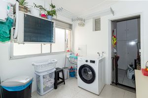 Image 31 - 915935