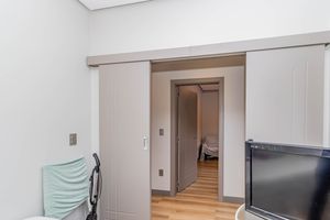 Image 33 - 915946