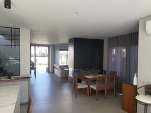 Image 8 - 915946