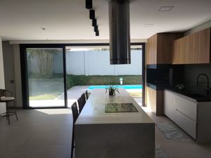Image 11 - 915946