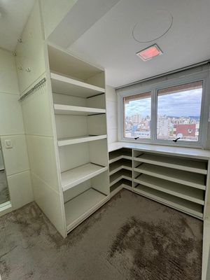 Image 9 - 915969